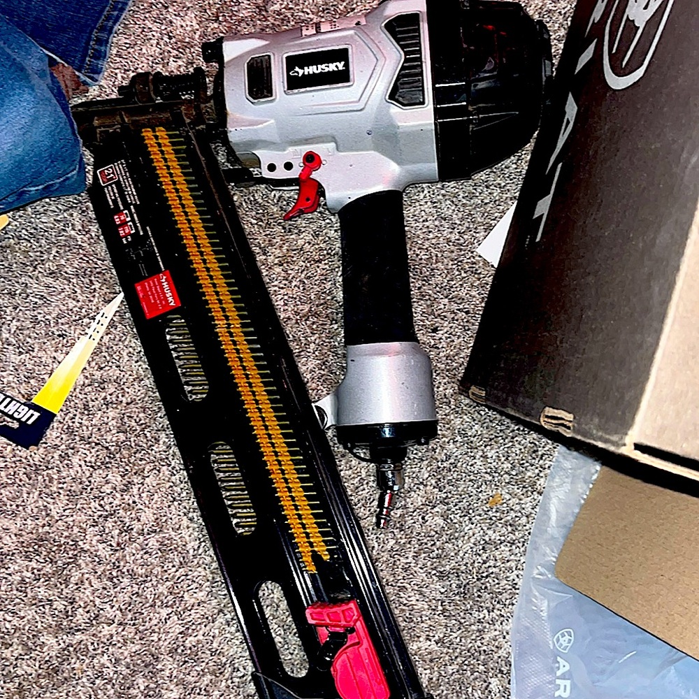 HUSKEY FRAMING GUN YOU CAN GO ONE NAIL AT A TIME OR GO FULLY AUTO WORKS PERFECT